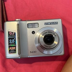 Samsung camera turns on with batteries / for parts